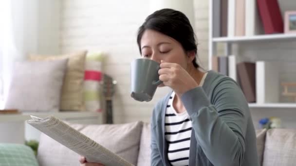 Mujer Asiática Practica Inglés Leyendo Periódico Salón Todas Las Mañanas — Vídeo de stock