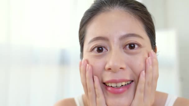 Beauty Skin Care Koncepciót Gyönyörű Ázsiai Kislány Megható Arcát Tükör — Stock videók