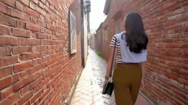 Азиатка Пешеход Черной Сумкой Идет Мимо Древней Старой Аллеи — стоковое видео