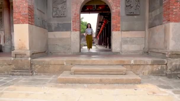 亚洲女子走出鹿港龙山寺的传统大门 — 图库视频影像