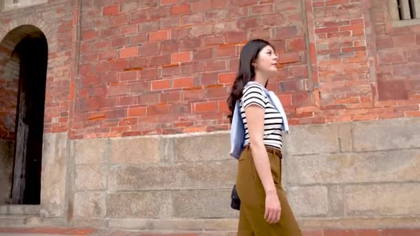 Aziatische Vrouw Wandelen Langs Oude Steeg Tevreden Met Schone Heldere — Stockvideo