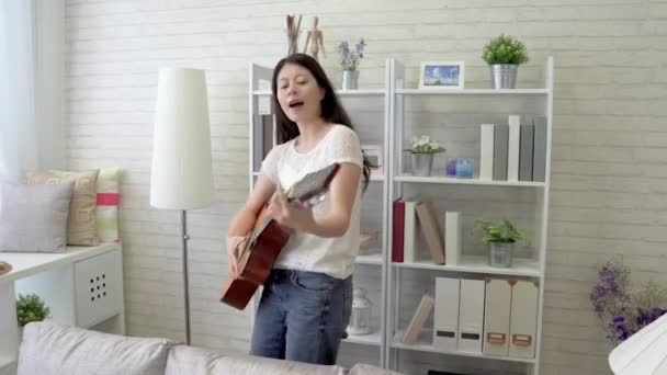 Aziatische Vrouw Zingen Gitaar Spelen Woonkamer Liep Rond Tafel — Stockvideo