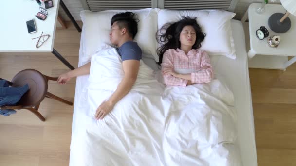 アジアの主婦は夫に腹を立てて しかし 夫はそれについて気持ちを持たないし ベッドで睡眠を維持します 対照的に 女性は 眠りに落ちることができませんでしたそのように猛烈です 彼女は不眠症です — ストック動画