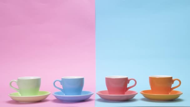 Quatre Tasses Sur Table Avec Une Assiette Une Main Humaine — Video