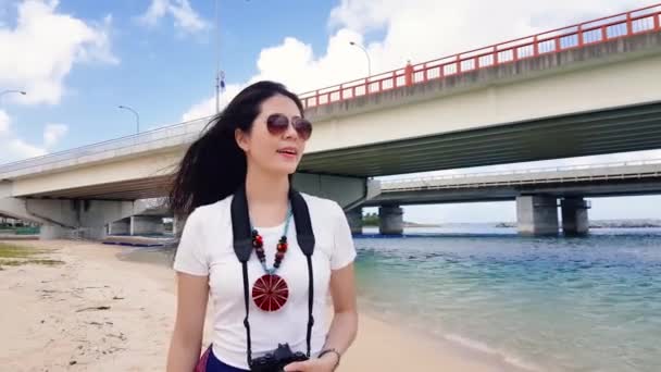 Αργή Κίνηση Θηλυκό Ασίας Ταξιδιώτη Περπατώντας Δίπλα Από Την Παραλία — Αρχείο Βίντεο