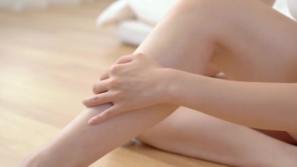 Skönhet Kropp Vård Begreppet Hårborttagning Närbild Vacker Kvinnas Hand Med — Stockvideo