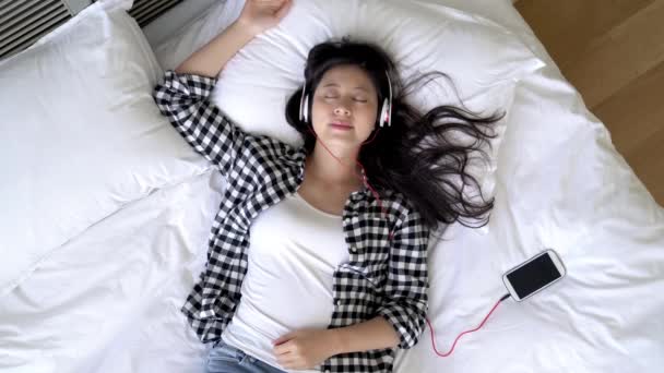 Jeune Femme Asiatique Écoute Musique Sur Lit Est Confortable Elle — Video