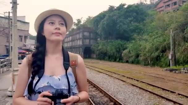 Quick Motion Asian Girl Walking Platform Railway She Holds Camera — Stockvideo