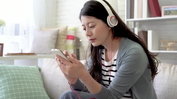 Mujer Asiática Escuchando Música Anotando Sus Notas Usando Teléfono Móvil — Vídeo de stock