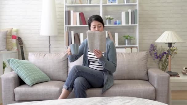Asiatische Frau Sitzt Auf Der Gemütlichen Couch Wohnzimmer Und Genießt — Stockvideo