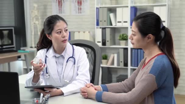 亚洲女性医生向病人介绍新的药物类型 — 图库视频影像