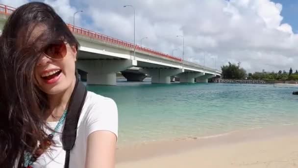アジアのモダンな女の子 Selfie ビデオを受け取り 波の上ビーチの景色を撮影する周りになって — ストック動画