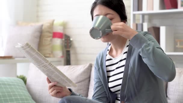 Menina Moderna Presta Atenção Lendo Jornal Fim Reconhecer Que Está — Vídeo de Stock