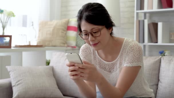 Aziatische Vrouw Chatten Met Haar Vriend Bank Woonkamer Blij Lachte — Stockvideo