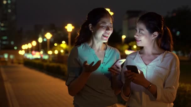 Deux Femmes Affaires Utilisant Smartphone Pour Surfer Sur Internet Discuter — Video