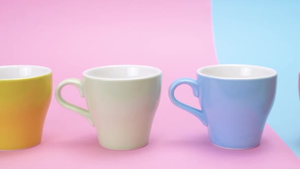 Tazas Diferentes Colores Entran Marco Uno Tras Otro Están Perfectamente — Vídeos de Stock