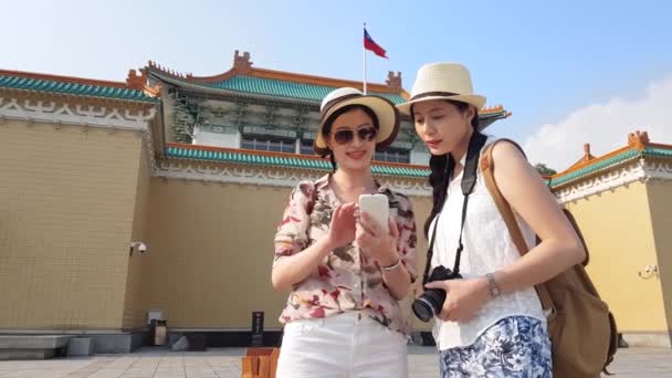 Twee Aziatische Meisjes Verdwalen Tegenover Het National Palace Museum Zoeken — Stockvideo