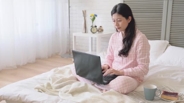 Jovem Senhora Bebendo Café Usando Laptop Cama Depois Que Ela — Vídeo de Stock