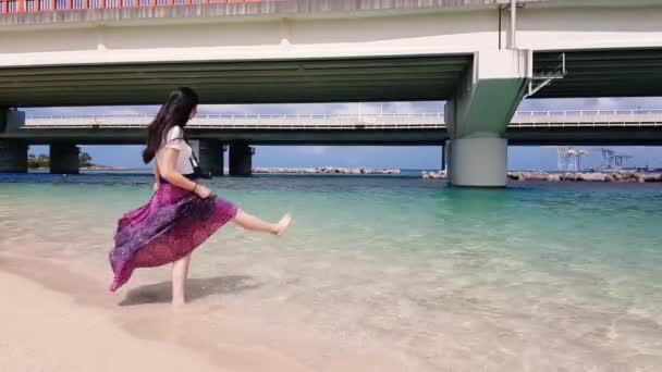Slow Motion Van Meisje Speelt Water Het Naminoue Strand Verhogen — Stockvideo