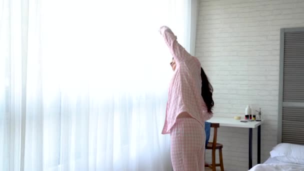 健康的亚洲妇女在清晨的卧室里做运动 她正在热身 准备面对今天的任务 — 图库视频影像