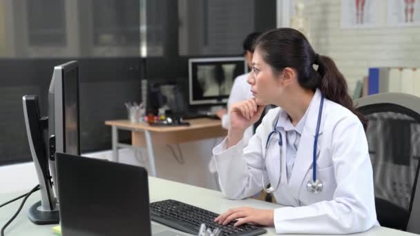 Mujer Joven Doctor Trabajando Ordenador Personal Oficina Brillante Ligera — Vídeo de stock