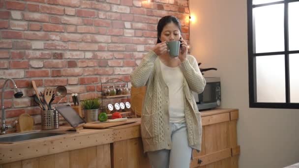 Медленное Движение Женщины Болтает Телефону Кухне Обернулась Выпить Кофе — стоковое видео