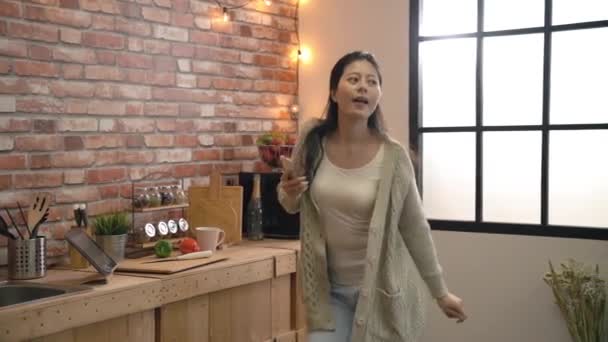 慢动作的女人手持手机在厨房跳舞 她享受自己的空闲时间 — 图库视频影像