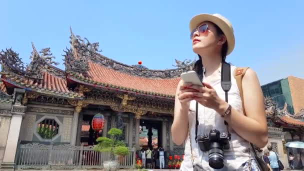 Movimiento Lento Una Turista Asiática Mirando Mapa Frente Antiguo Templo — Vídeos de Stock