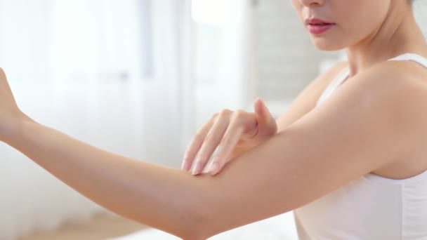 Conceito Remoção Cabelo Mão Mulher Bonita Com Manicure Natural Tocando — Vídeo de Stock