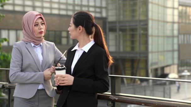 亚洲企业站立感觉放松谈论工作与女实业家合作伙伴或同事 复制空间在右边 — 图库视频影像