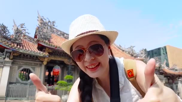 Asiático Viajante Apresentando Taiwan Famoso Marco Longshan Temple Para Seus — Vídeo de Stock