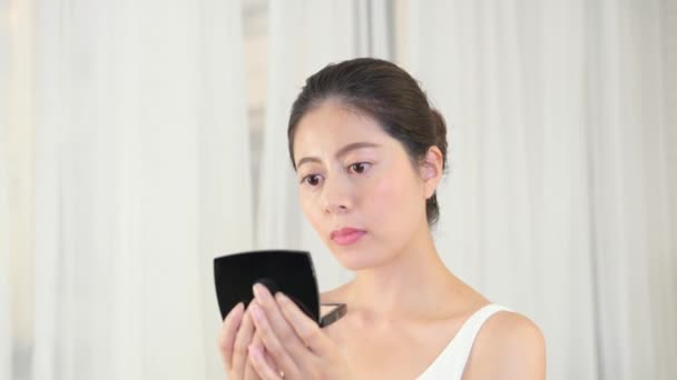 自信を持って若いアジア女性彼女の口紅ミラーとカメラに事実を確認し 彼女の顔にズーム — ストック動画