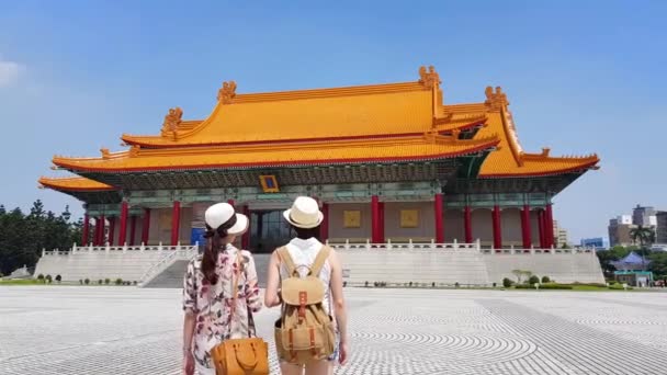 Turistas Asiáticos Frente Freedom Square — Vídeos de Stock