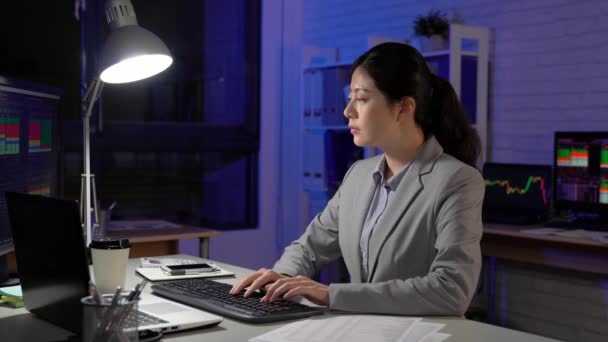 Jovem Empresária Terminar Trabalho Desligar Computador Luz Sair Escritório Final — Vídeo de Stock