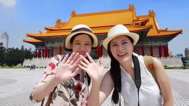 Turistas Asiáticos Frente Praça Liberdade — Vídeo de Stock