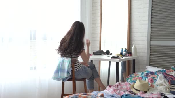Paní Dělá Její Každodenní Rutinní Který Sedí Před Zrcadlem Ložnici — Stock video
