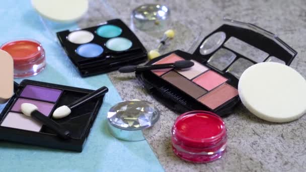 各种类型的化妆品工具和喷头散落在桌子上凌乱 — 图库视频影像