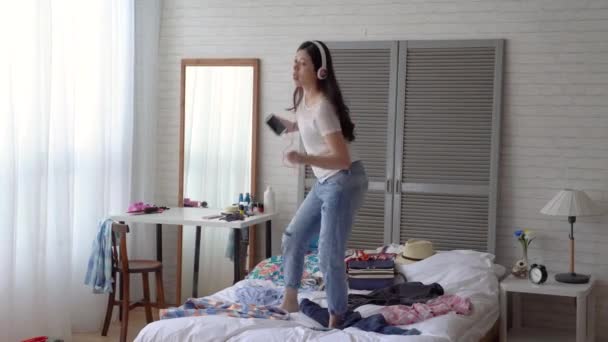 Vrouw Stond Het Bed Zingen Dansen Uiten Haar Opwinding Kon — Stockvideo