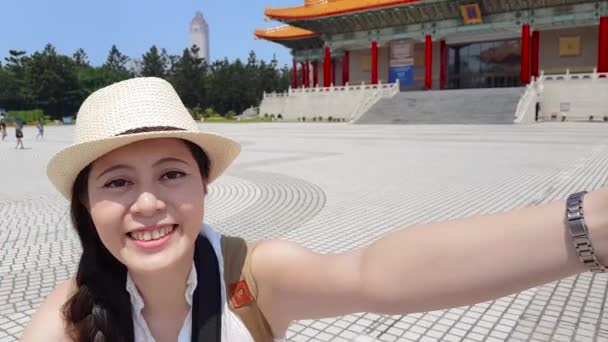 现代亚洲女士拿着相机转身向她的朋友展示自由广场上的美景 — 图库视频影像