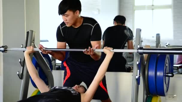 Asiatisk Stark Manliga Tränare Hjälper Kvinnliga Eleverna Att Lyfta Hantlar — Stockvideo