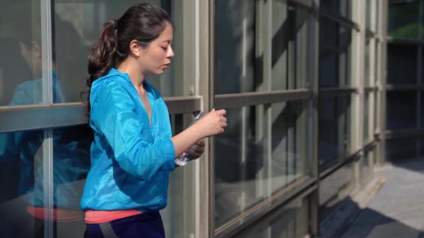 Beautiful Young Girl Jogger Takes Break Drinking Bottle Water City — Stock Video