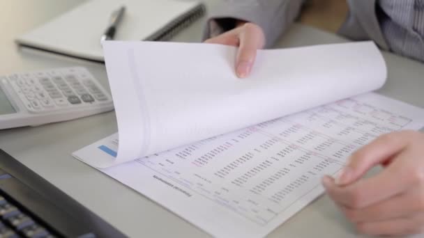 Adamları Mali Tablolar Kağıt Ile Çevirme — Stok video