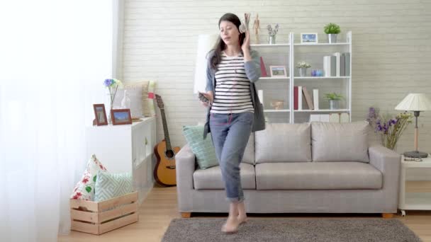 Mulher Asiática Caminhou Dançou Passos Sala Estar Seguindo Sua Música — Vídeo de Stock