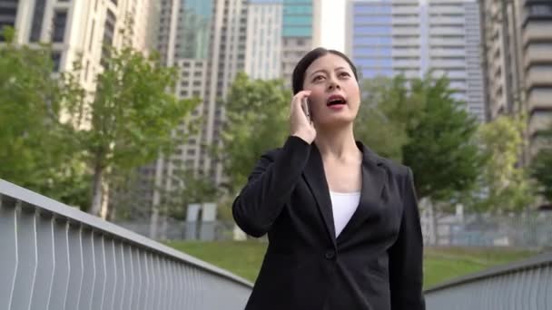 Empresária Conversando Celular Andando Parque Central — Vídeo de Stock