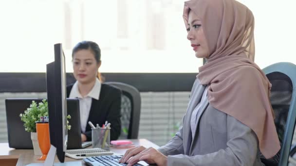 Framgång Förtroende Muslimska Affärsmän Använder Datorn Start Office Och Ansikte — Stockvideo