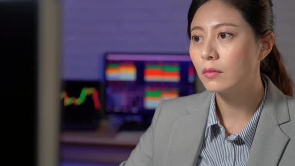Primer Plano Mujer Negocios Asia Que Trabaja Hasta Tarde Noche — Vídeo de stock