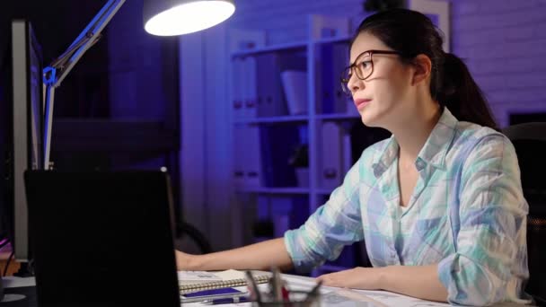 Sedan Huvudrollen Datorskärmen Lång Tid Asiatisk Ung Arkitekt Har Ett — Stockvideo