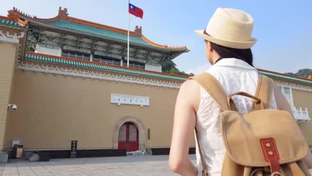 Baksidan Den Asiatiska Tjejen Tar Fotot National Palace Museum Översättning — Stockvideo