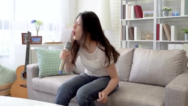 Rápido Movimiento Mujer Asiática Sentada Sofá Cantando Karaoke Sola Imaginar — Vídeo de stock