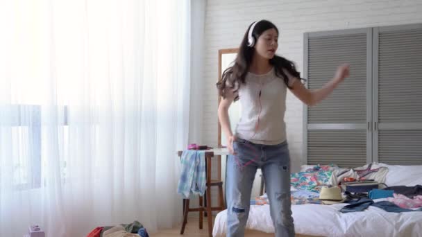 Aziatische Moderne Dame Luistert Naar Muziek Dansen Rond Zinken Zichzelf — Stockvideo
